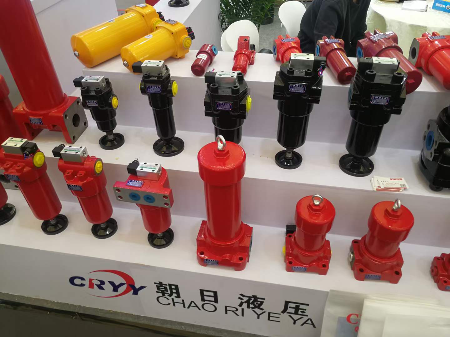 在液壓系統中，絕大多數的故障都是因為液壓油污染，油液中混入雜質等原因導致的。因此，控制好液壓系統中油液污染程度，就基本可以保證系統正常穩定的運行。要防止液壓系統中油液污染，一方面要防止外部雜質進入液壓系統內，另一方面選擇合適的液壓油過濾裝置，做好液壓油過濾。